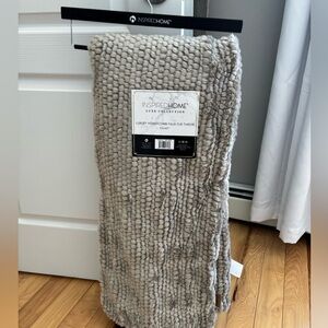 NEW - Luxury Honeycomb Faux Fur Throw, gray, 50x60’